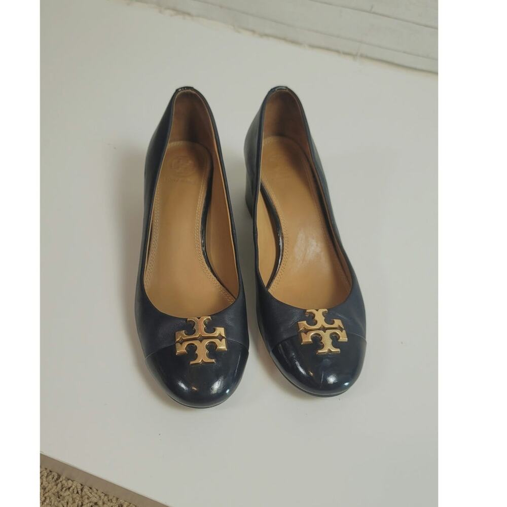 Tory Burch Chelsea Block Heel Pumps in Navy Blue Patent Leather/ Gold, sz 7.5